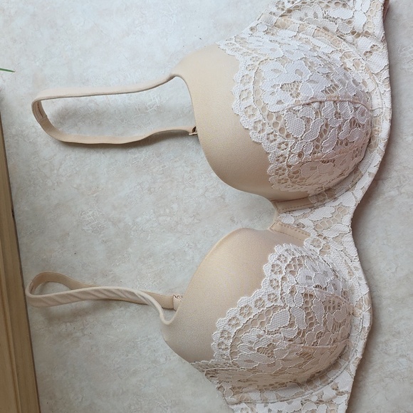 Victoria's Secret Body By Victoria Lace Trimmed Lightly Lined Demi - Picture 2 of 6